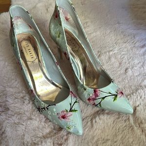 Ted Baker grey floral pumps Savei